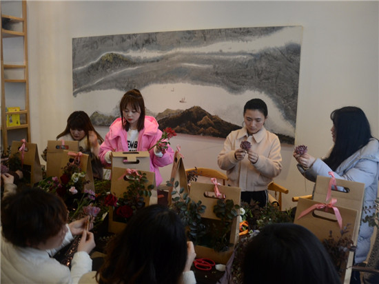 城投集團開展“三八” 婦女節(jié)插花活動