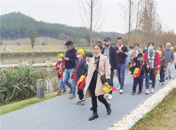 “千人市民觀察團(tuán)”走進(jìn)城投集團(tuán)龍山湖公園、陶瓷產(chǎn)業(yè)加速基地等項(xiàng)目