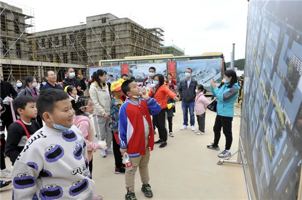 “千人市民觀察團(tuán)”走進(jìn)城投集團(tuán)龍山湖公園、陶瓷產(chǎn)業(yè)加速基地等項(xiàng)目