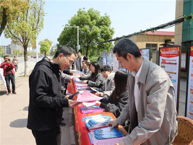 市城投集團(tuán)組織開展普法宣傳黨員志愿服務(wù)活動