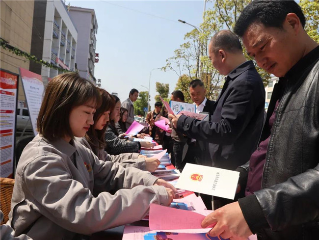 市城投集團(tuán)組織開展普法宣傳黨員志愿服務(wù)活動