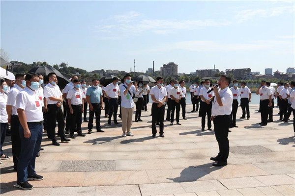 景德鎮(zhèn)市黨代表參觀團走進(jìn)城投集團中渡口碼頭、景德鎮(zhèn)記憶項目