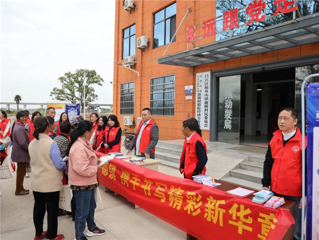 平安江西志愿者在行動 市城投集團走進新橋村